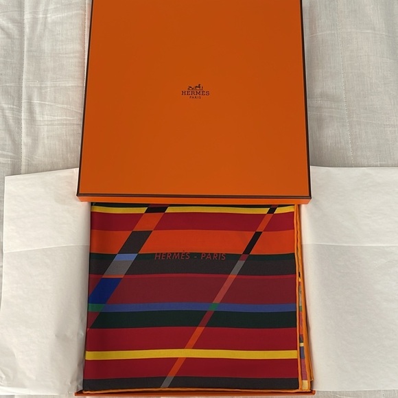 HERMES 90cm Silk Scarf “Photo Finish” NEW - Picture 6 of 7